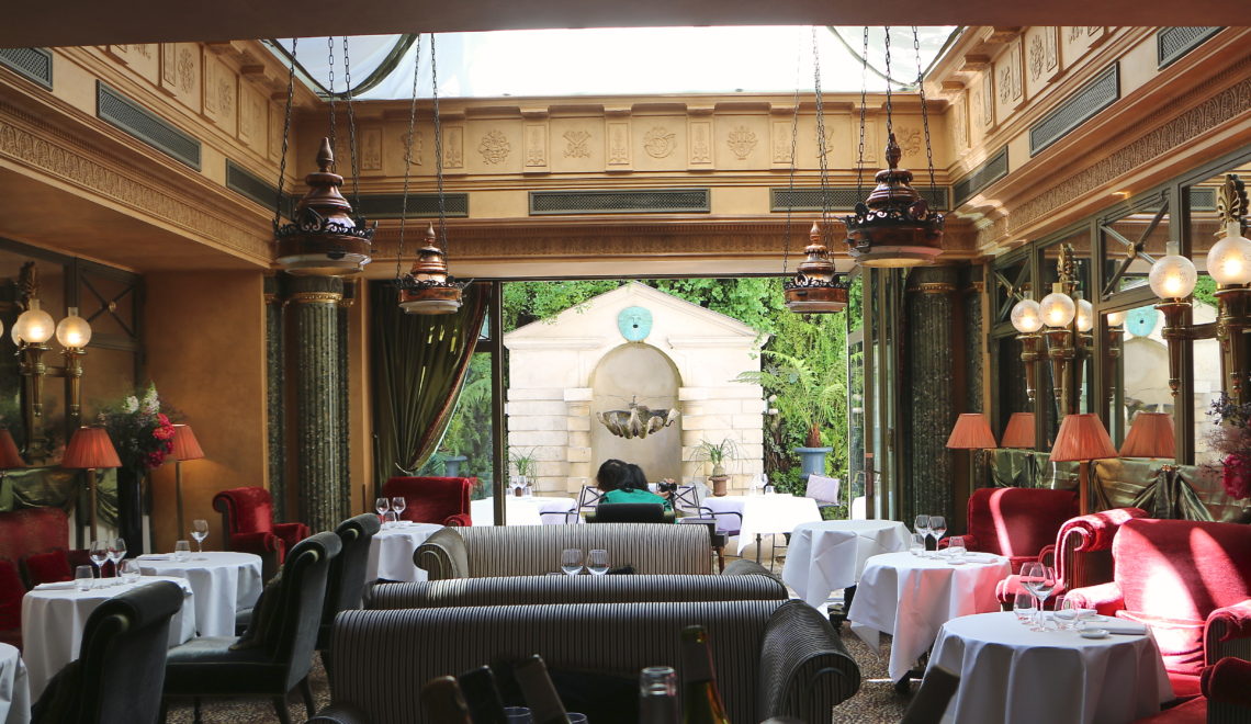 Le restaurant at l´Hotel in Paris
