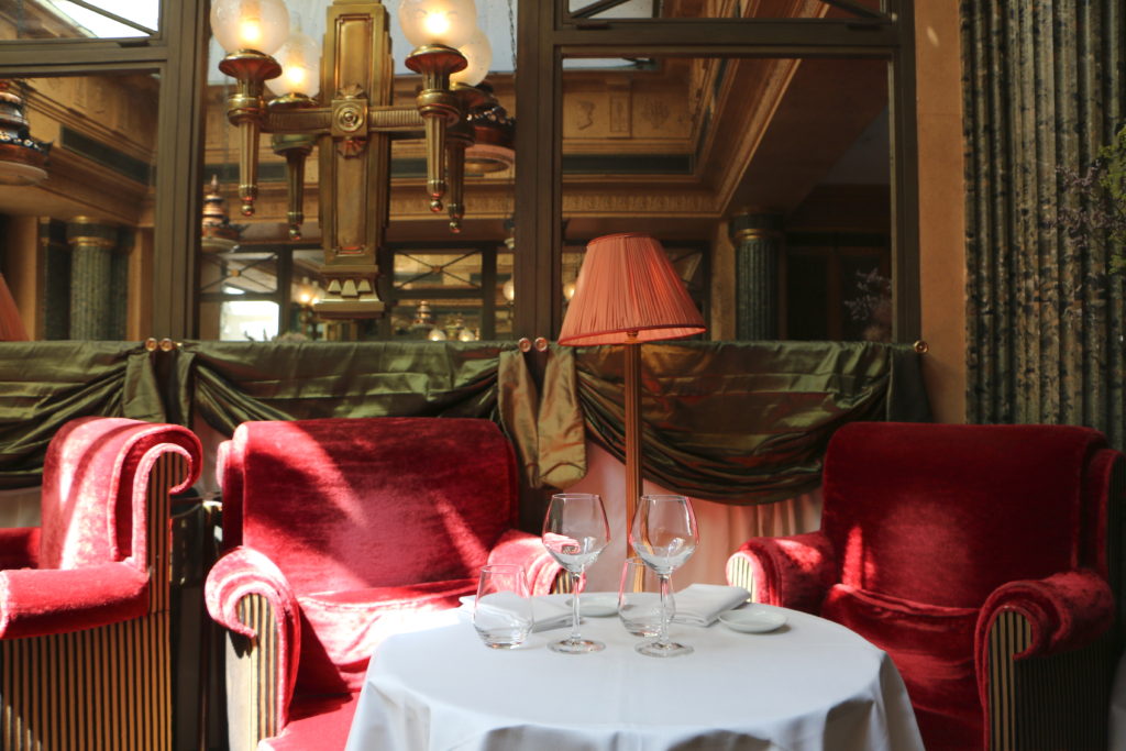 Le restaurant at l´Hotel in Paris