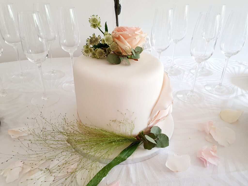 The Perfect Wedding Cake By Annie Kone Agent Luxe Blog